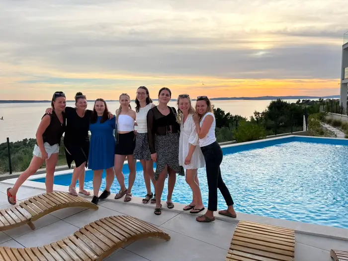 Sonnenuntergangs-Yoga auf der Terrasse