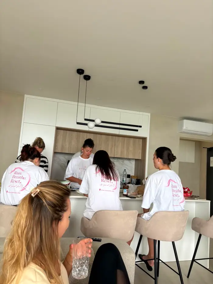 Die Gruppe in der Apartmentküche