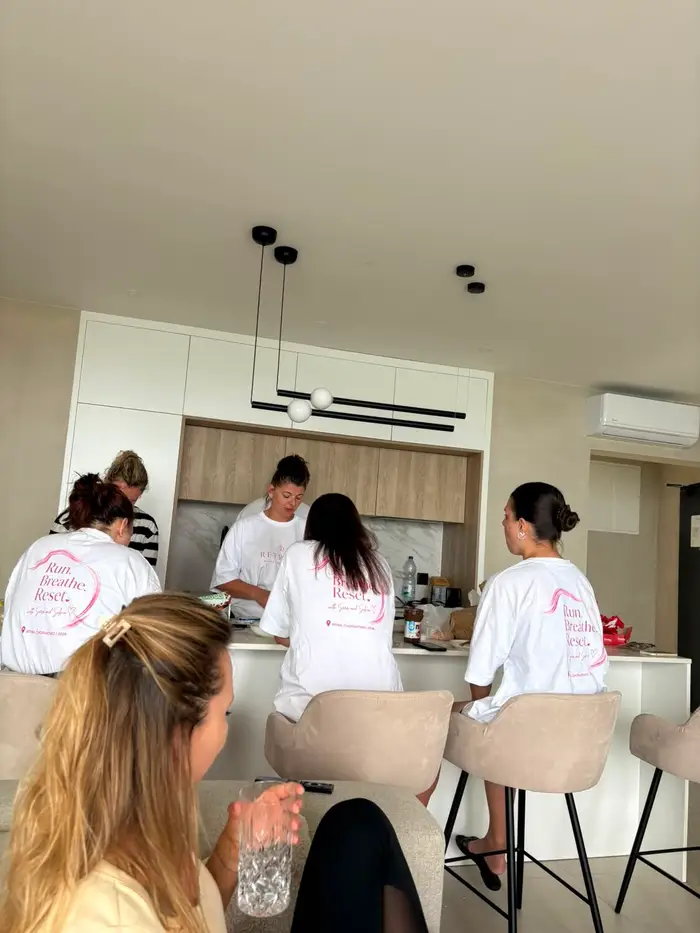 Die Gruppe in der Apartmentküche