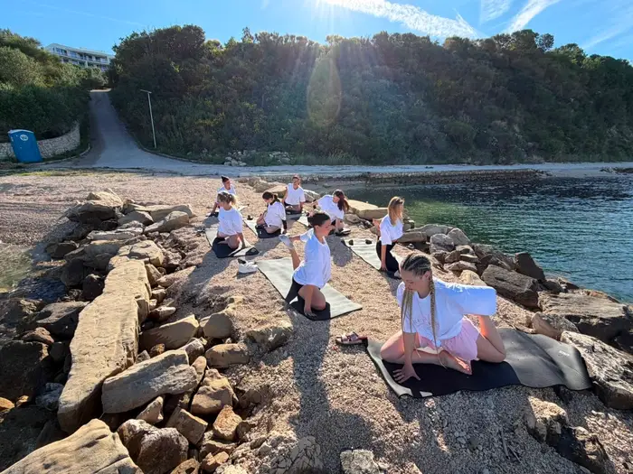 Yoga auf den Felsen am Meer