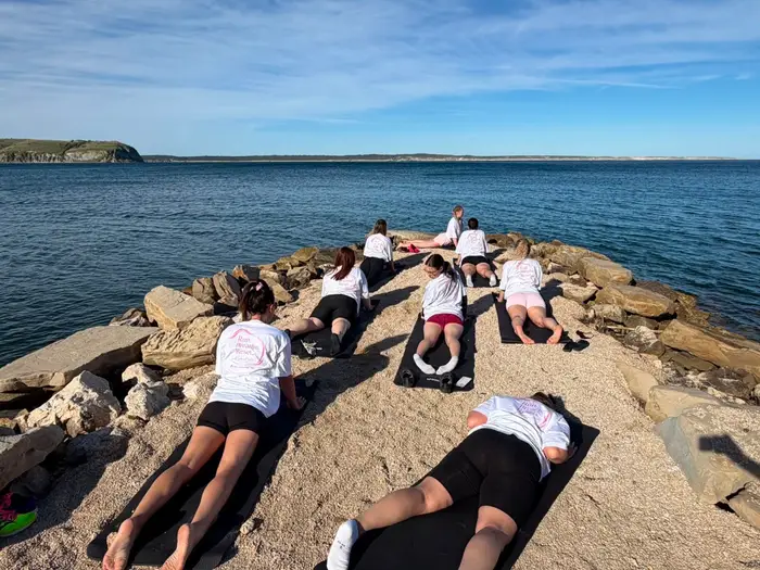 Yoga auf den Felsen am Meer