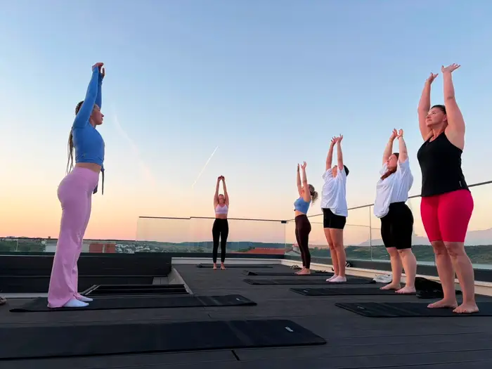 Sonnenuntergangs-Yoga auf der Terrasse