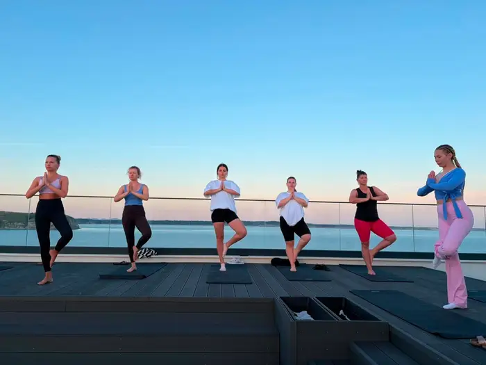 Sonnenuntergangs-Yoga auf der Terrasse