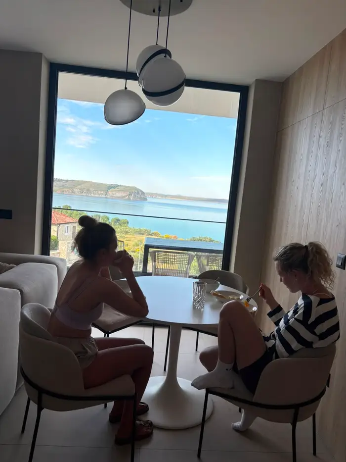 Gedeckter Tisch mit Meerblick